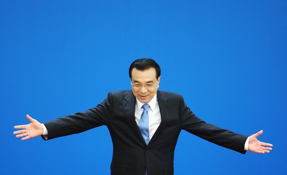 epa05848828 Chinese Premier Li Keqiang gestures as he arrives for a press conference after the closing of the fifth Session of the 12th National People&#039;s Congress (NPC) at the Great Hall of the P ...