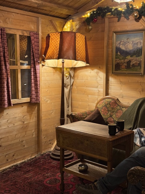 Envoyée flairer la magie de l’Avent outre Sarine, je m’attendais à trouver un marché comme tant d’autres: du kitsch, du vin chaud, trois stands de gadgets en plastique et basta. Sauf que non. Ce «Wien ...