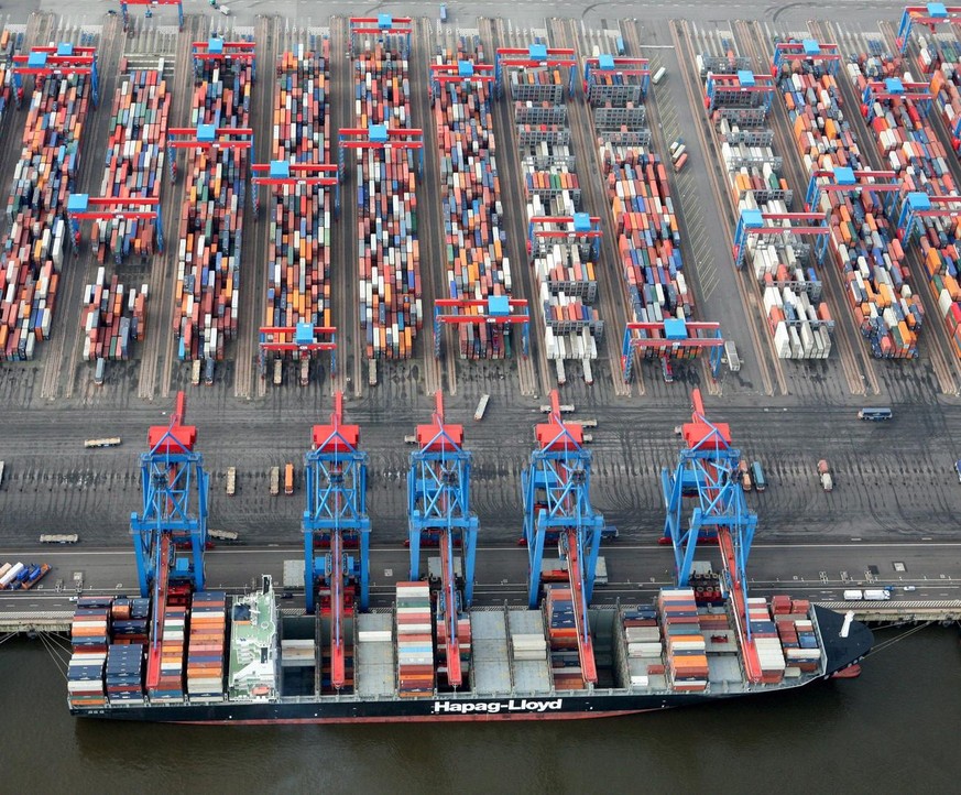 A photo dated 23 January 2007 pictured a containership in the seaport of Hamburg, Germany. Germany became export world champion for the fourth time in a row. The account of the exported goods mounted  ...