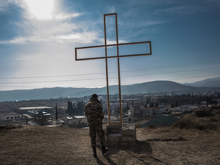 Les prières d&#039;un soldat arménien au Nagorny-Karabakh.