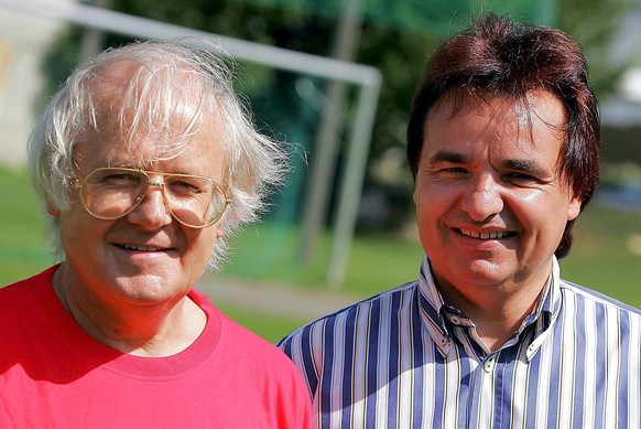 A gauche, Gilbert Gress, le nouvel entraineur du FC Sion et Christian Constantin, president du FC Sion, photographies a Martigny ce mardi 10 aout 2004 lors du premier entrainement de Gilbert Gress. L& ...