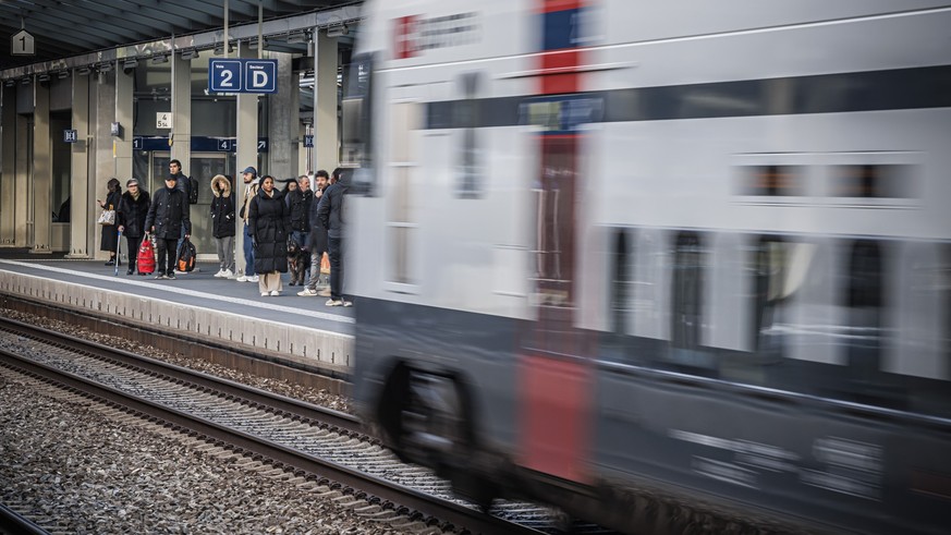 Un train entre en gare ce lundi 9 decembre 2024 a la gare CFF de Renens. Le nouvel horaire CFF 2025 entrera en vigueur le dimanche 15 decembre. (KEYSTONE/Valentin Flauraud)