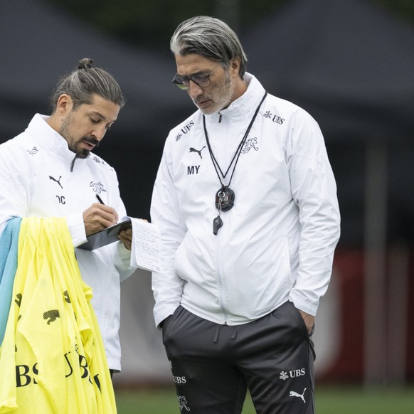 Murat Yakin (à droite) et son adjoint Davide Calla ont réservé une belle surprise aux jeunes du FC Lutry.