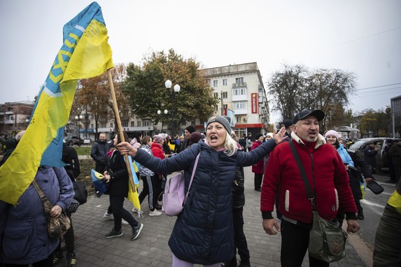 La population de Kherson célèbre le départ des Russes.