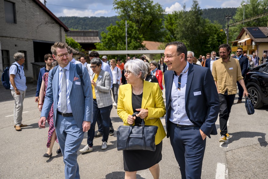 La conseillère fédérale Elisabeth Baume-Schneider, centre, marche avec Baptiste Hurni.