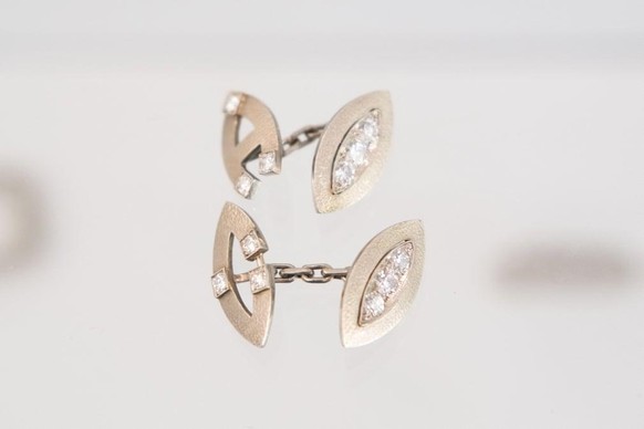 Boutons de manchette en diamants et en or blanc 14k sous la forme de ses initiales, A et C.