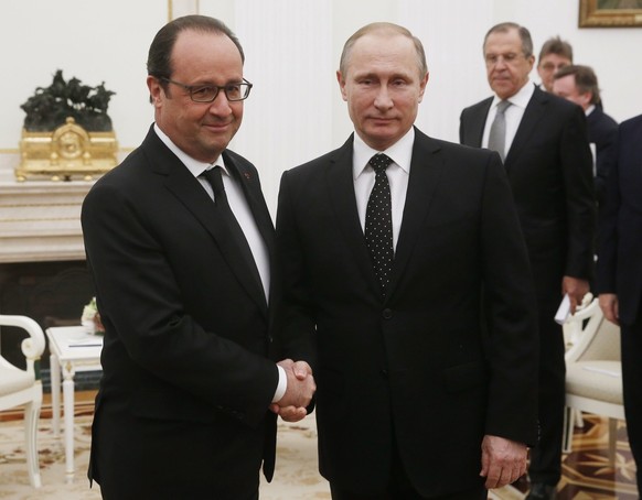 epa05042946 Russian President Vladimir Putin (R) shakes hands with French President Francois Hollande (L), during their meeting in Moscow Kremlin, Russia, 26 November 2015. Francois Holland arrived in ...