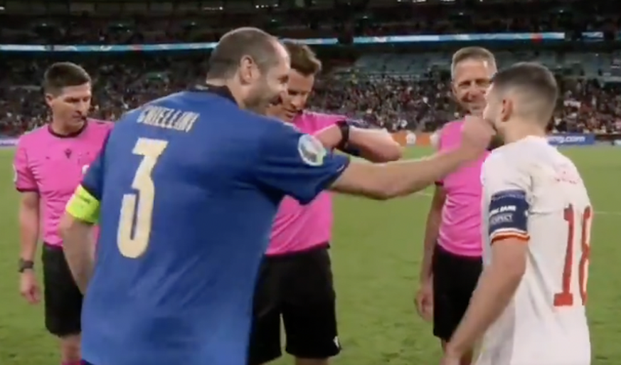 Le capitaine de l'Italie Giorgio Chiellini (à gauche) a surpris tout le monde, mardi soir, avec son attitude totalement atypique envers son homologue espagnol Jordi Alba.