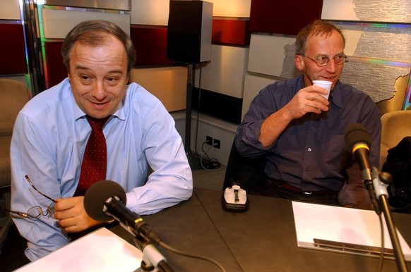 Le conseiller national neuchatelois Fernand Cuche, droite, photographie a cote de l&#039;avocat genevois Charles Poncet, gauche, avant un debat radiophonique lors de l&#039;emission Forums de la Radio ...