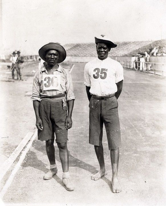 Jan Mashiani et Len Taunyane (pieds nus) avant la course.