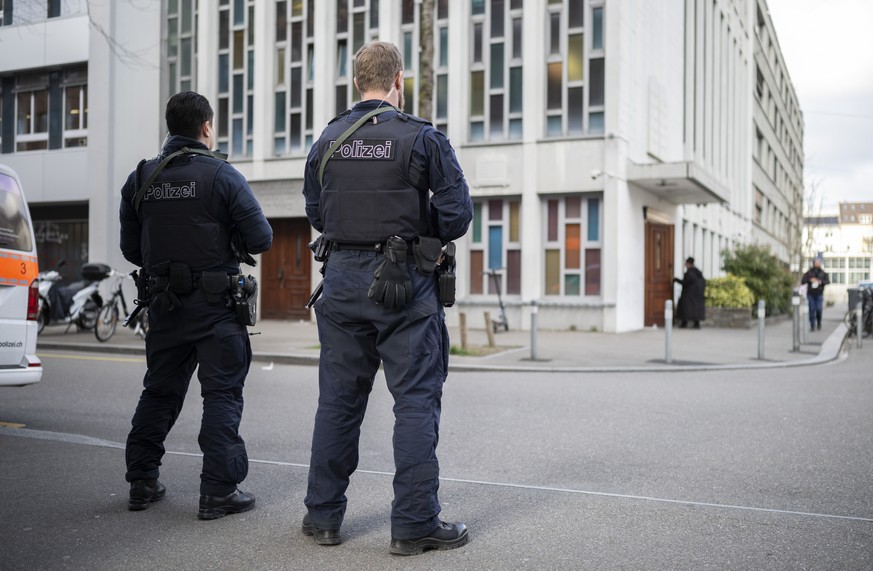 Des policiers sécurisent la synagogue Agudas Achim à Wiedikon, le lundi 4 mars 2024 à Zurich.