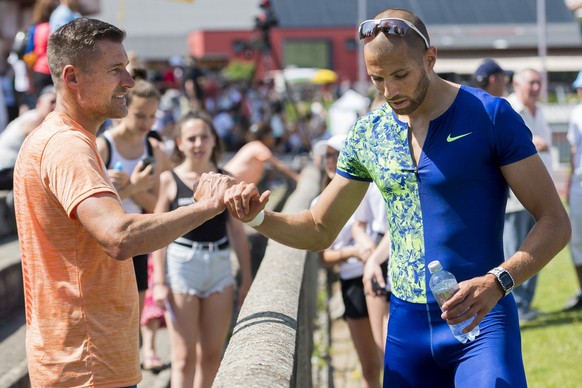 Laurent Meuwly, entraineur suisse pour l?equipe des Pays-Bas, gauche, parle avec Kariem Hussein, athlete suisse, droite, a l&#039;occasion du 40eme meeting d&#039;athletisme Resisprint International d ...