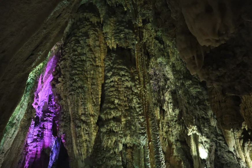 La première grotte a été découverte en 1863; puis d'autres parties en 1892 et 1902. Elles sont accessibles au public depuis 1887.