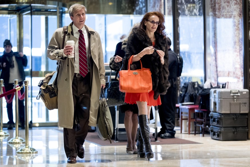 Nick Ayers, conseiller principal lors de la transition présidentielle et Rebekah Mercer. Dans le hall d&#039;entrée de la Trump Tower, le 8 décembre 2016.