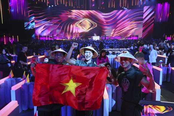 epa12393446 Spectators cheers with a national flag of Vietnam in the Live Arena concert hall during the music contest Intervision in Moscow, Russia, 20 September 2025. The international music contest  ...