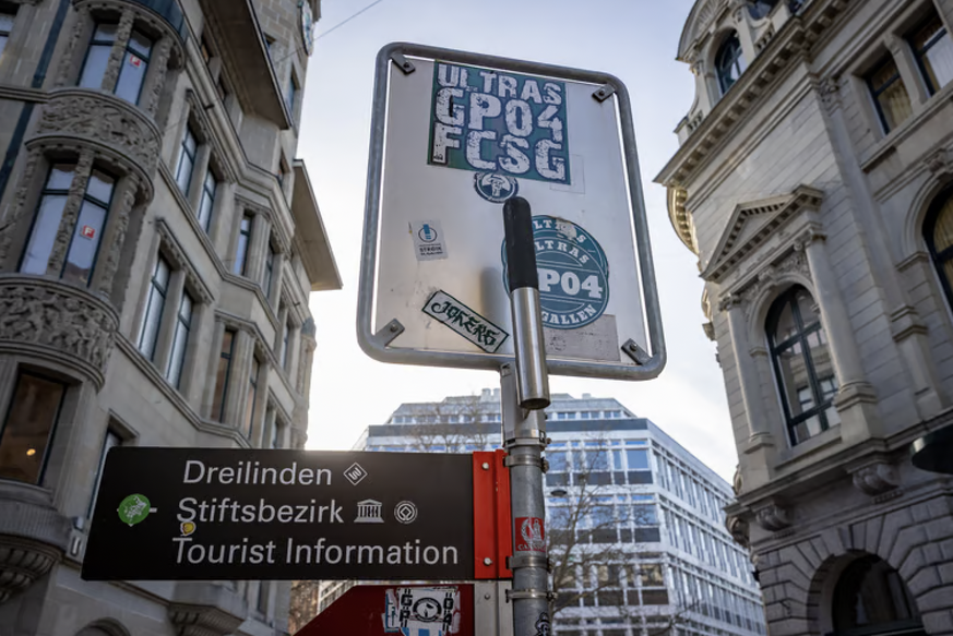 Les autocollants des fans sont un fléau en ville.