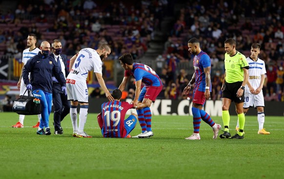 epa09555158 FC Barcelona&#039;s striker Sergio &#039;Kun&#039; Aguero (C) reacts after suffering an injury during the Spanish LaLiga soccer match between FC Barcelona and Deportivo Alaves held at Camp ...