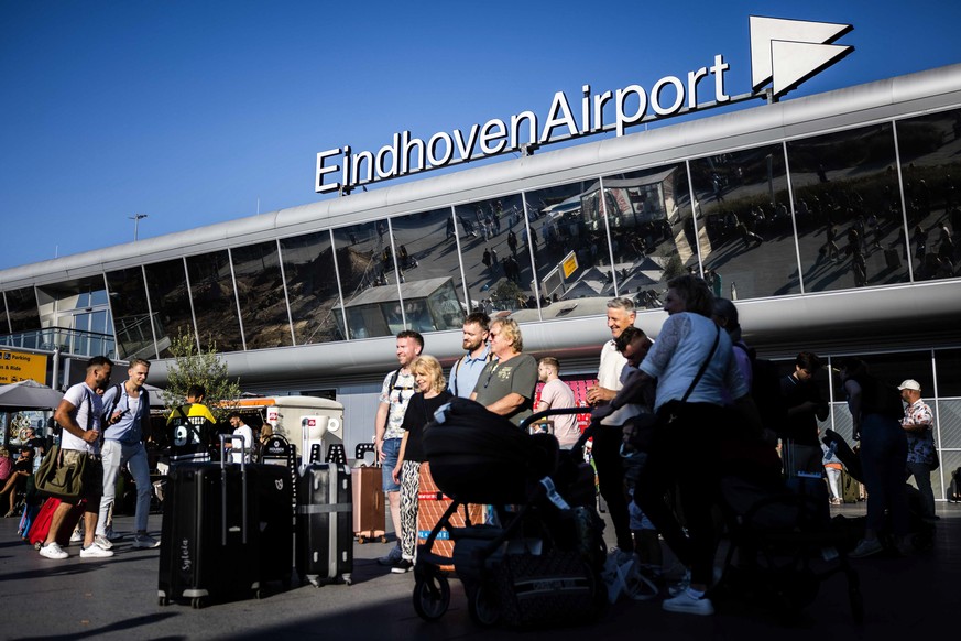 epa11568284 Travelers wait amidst halted flights at Eindhoven Airport, in Eindhoven, the Netherlands, 28 August 2024. Air traffic was put on hold on 28 August at Eindhoven Airport due to a malfunction ...