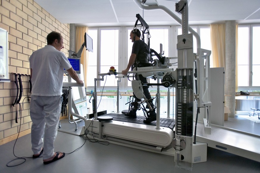 Ein Patient, Name der Redaktion bekannt, am 27. Juli 2005 beim Lauftraining mit dem Lokomaten im Schweizerischen Paraplegiker-Zentrum in Nottwil. Der Lokomat unterstuetzt das Training auf dem Laufband ...