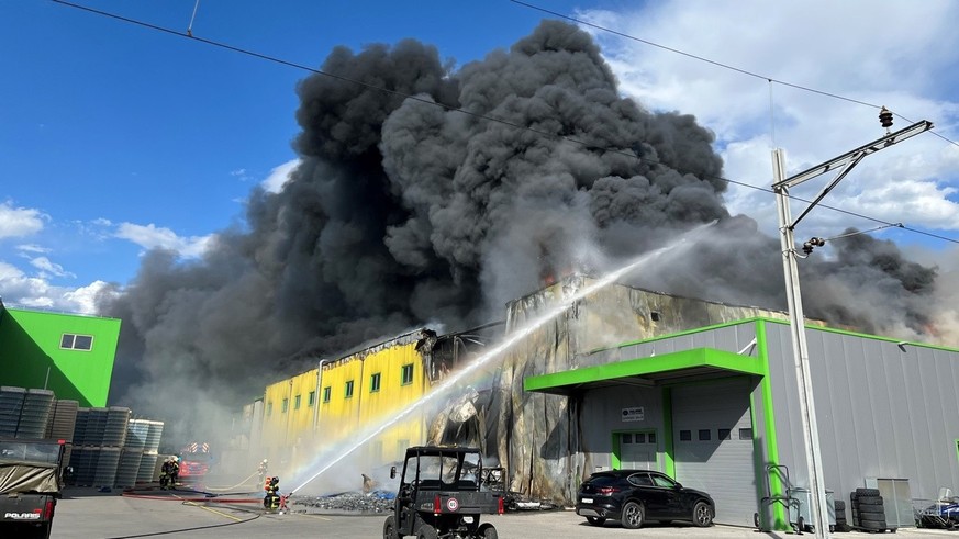 HANDOUT - Grossbrand einer Industriehalle in Vetroz, am Donnerstag, 6. Juli 2023. Mehr als 140 Feuerwehrleute waren im Einsatz. (KANTONSPOLIZEI WALLIS) *** NO SALES, DARF NUR MIT VOLLSTAENDIGER QUELLE ...