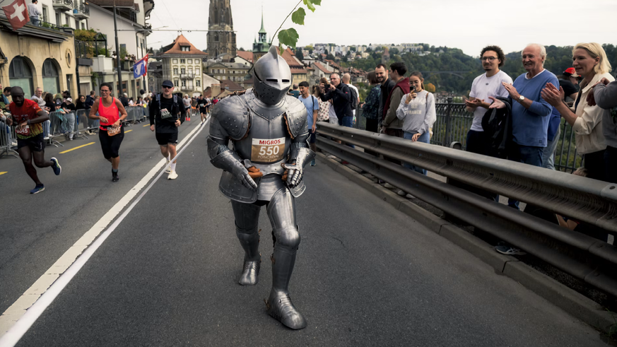 Abraham Poincheval a couru les 17,17 km de Morat-Fribourg avec une armure de 34 kilos.
