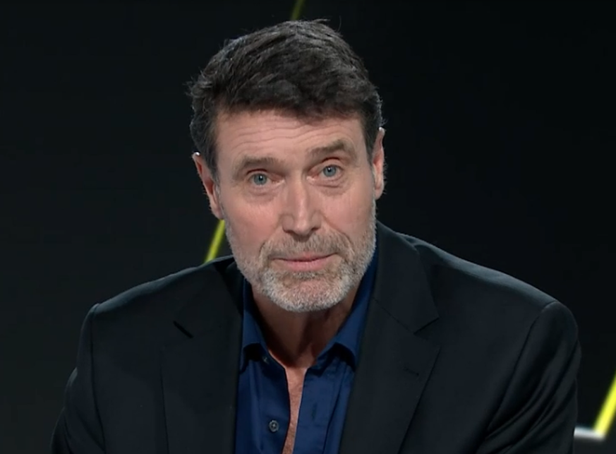 C'est en invité que l'ex-chef des sports de la RTS, retraité depuis ce 1er mars 2026, est venu dire adieu dans Sport Dimanche.