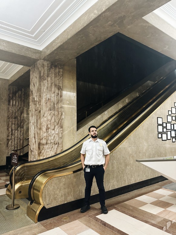 Joel, qui vit à Miami depuis son enfance, a travaillé comme vigile dans des boîtes de nuit avant d'être engagé à l'Alfred I. DuPont Building.