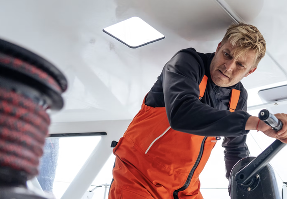 Heer a de l'expérience malgré son jeune âge: en 2018, il a rejoint Alex Thomson sur l'IMOCA HUGO BOSS en tant que boat captain. Ils ont parcouru plus de 50 000 milles ensemble.