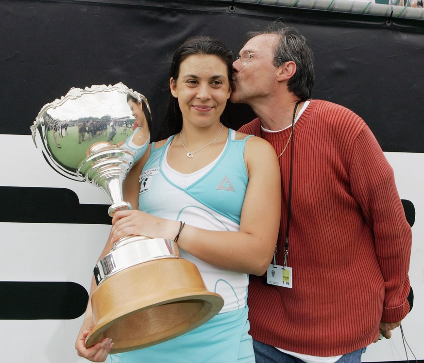 AUCKLAND, NEW ZEALAND - JANUARY 07: Marion Bartoli of France recieves a kiss from her Father and Coach Walter following her final win over Vera Zvonareva of Russia in the ASB Classic January 7, 2006 i ...