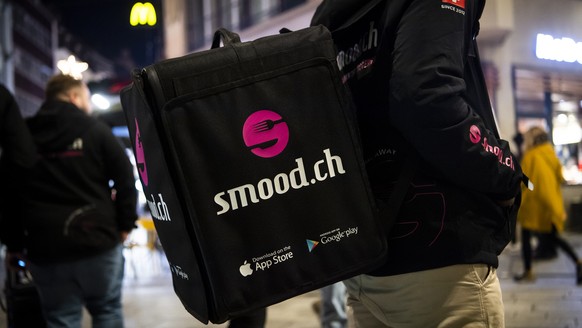 Des salaries de Smood avec le soutien du syndicat Unia manifestent lors d'une action le jeudi 11 novembre 2021 a Lausanne. Des greves de salaries se multiplient au sein de l'entreprise helve ...