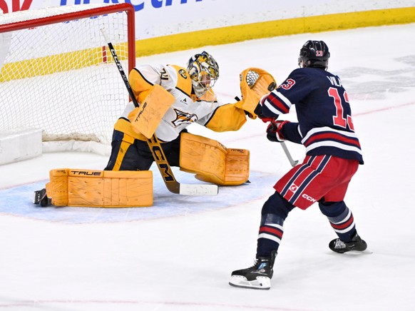 Parade du portier de Nashville Juuse Saros devant Gabriel Vilardi, des Winnipeg Jets.
