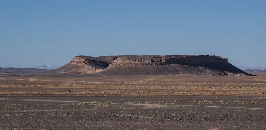 Massif de Mdouar Gara, imaginé comme un ancien cratère de météorite abritant la base secrète de Blofeld dans Spectre (2015), mais qui n’a rien à voir dans la réalité avec la chute d’un corps céleste!