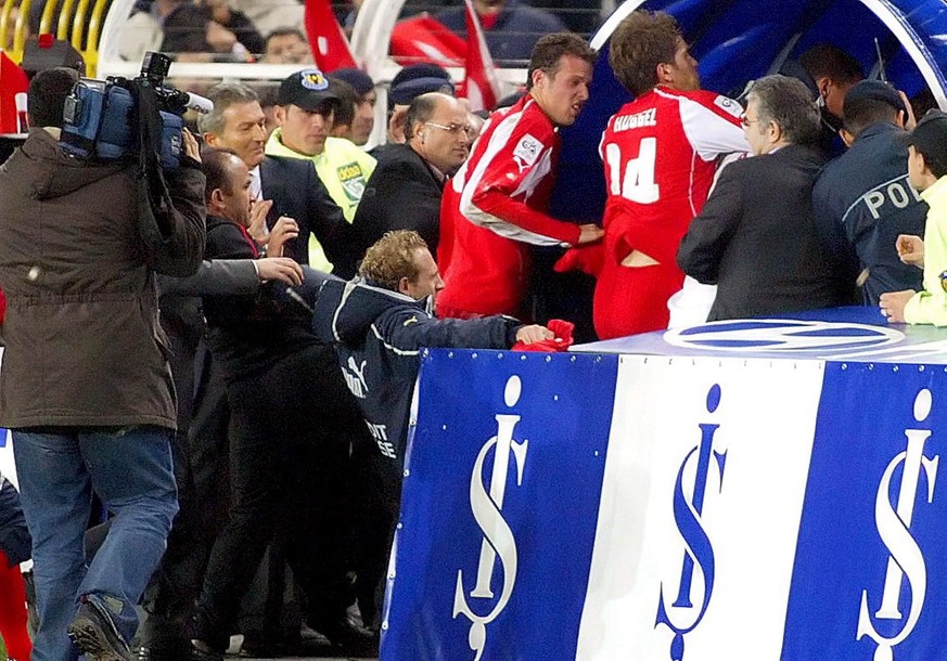 Swiss players leave the pitch after the 2nd leg play off match for the World Cup 2006 against Turkey at Sukru Saracoglu Stadium in Istanbul, Turkey, Wednesday, 16 November 2005. Switzerland lost 2-4 b ...