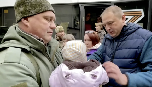 Des Russes qui enlèvent des enfants Ukrainiens
