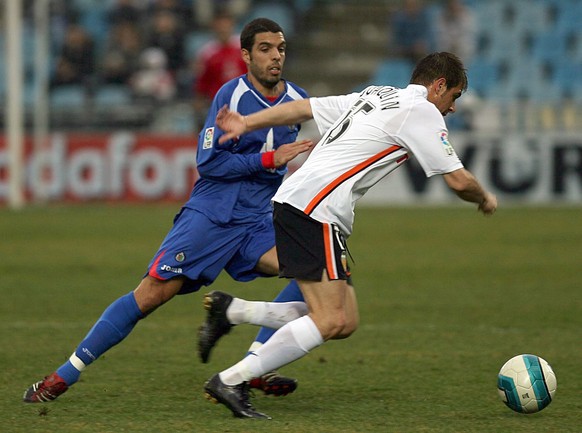 Getafe&#039;s player Fabio Celestini, left, duels for the ball with Valencia player Joaqun Snchez during their Spanish League soccer match at the Coliseum Alfonso Perez stadium in Getafe, Spain, Sunda ...