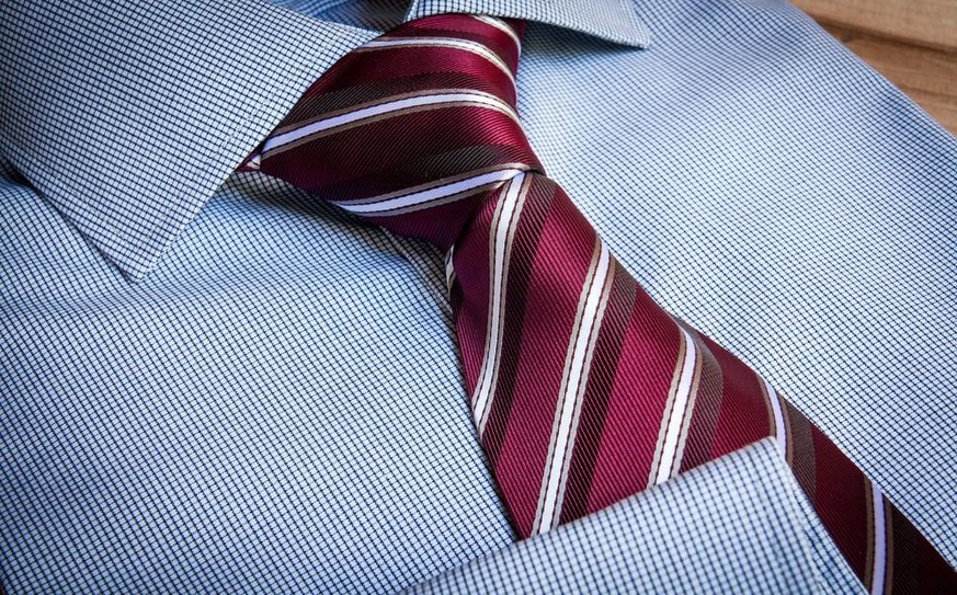 Dans le secteur médical, la cravate pourrait être un vecteur de bactérie.
