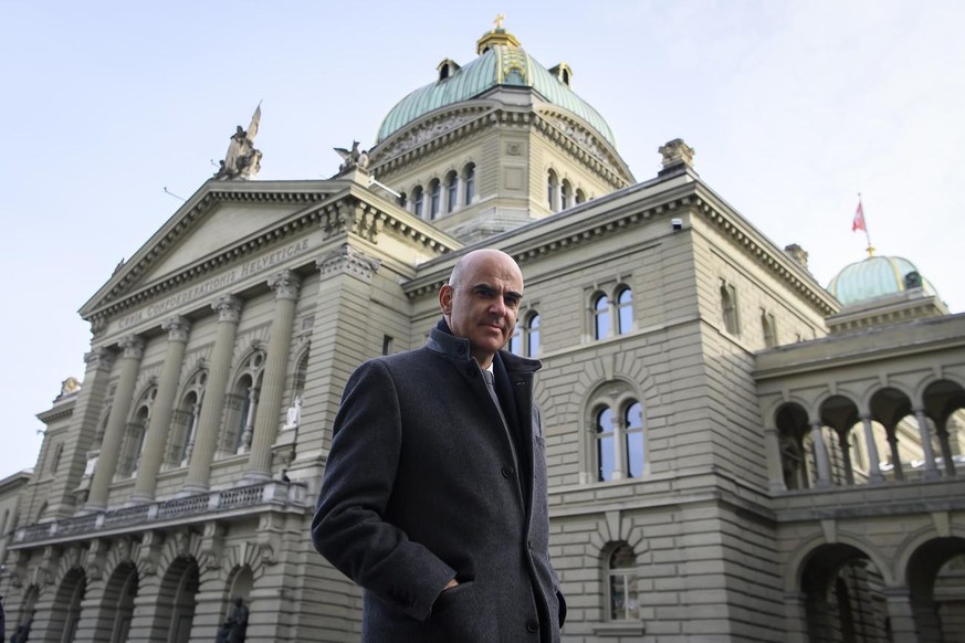 Bundesrat Alain Berset, auf dem Weg zur einer Medienkonferenz des Bundesrates zur aktuellen Situation im Zusammenhang mit dem Coronavirus, am Freitag, 3. Dezember 2021, im Medienzentrum Bundeshaus in  ...