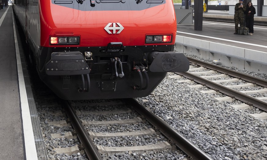 Ein Zug der SBB steht im Bahnhof in Liestal bei der Einweihung des neuen Bahnangebots in der Nordwestschweiz, am Freitag, 28. November 2025 auf dem Hauptbahnhof in Liestal. Per Fahrplanwechsel am 14.1 ...