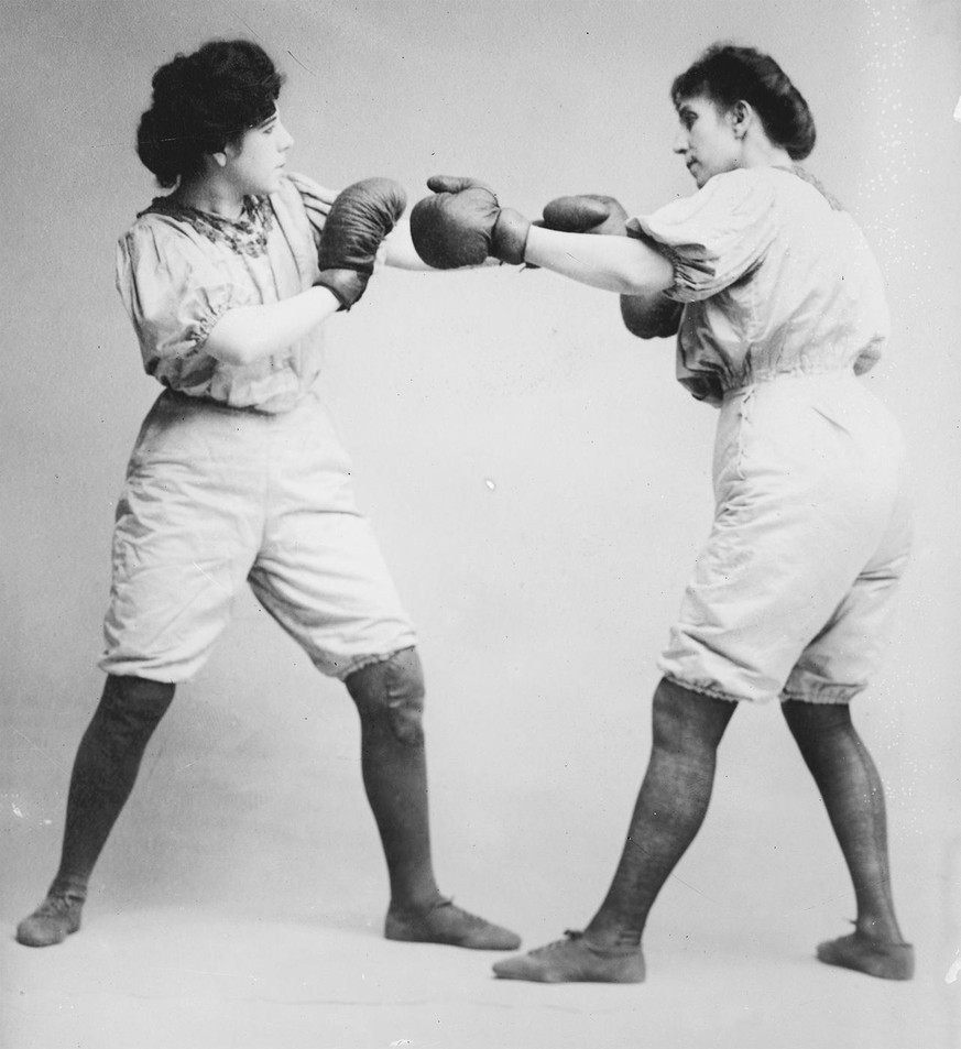Aux Etats-Unis aussi, les femmes boxeuses étaient au début livrées en spectacle. Comme les sœurs Gordon, les sœurs Bemett combattaient dans des spectacles de cirque pour amuser le public.