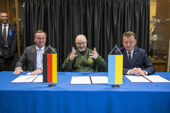 epa10583912 (L-R) German Defense Minister Boris Pistorius, Ukrainian Defense Minister Oleksii Reznikov and Poland Defense Minister Mariusz Blaszczak sign a contract for the maintenance of war equipmen ...