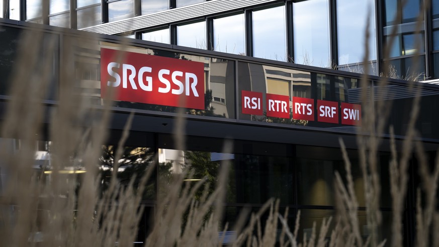 Der Eingang zum Hauptsitz der SRG SSR fotografiert mit den Logos von RSI, RTR, RTS, SRF und SWI, am Freitag, 20. September 2024 in Bern. (KEYSTONE/Anthony Anex)