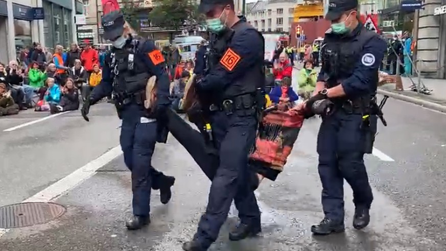 Les manifestants opposent une résistance passive, ce qui oblige les policiers à les embarquer les uns après les autres.