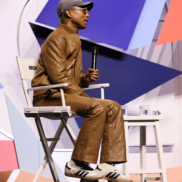 Pharrell Williams, qui a collaboré avec Adidas via sa marque Humanrace, a même crée son propre modèle de Samba.