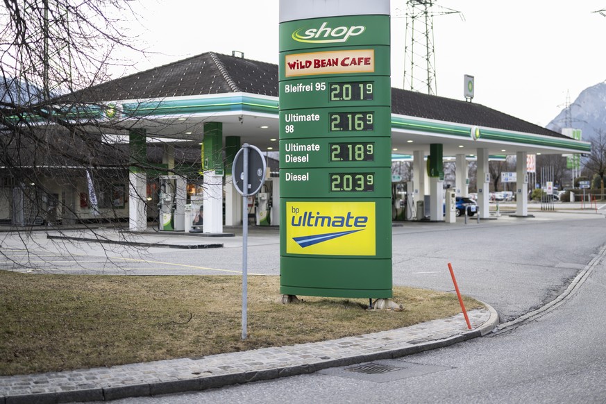 Eine Autobahntankstelle, aufgenommen am Donnerstag, 24. Februar, in Maienfeld. Wegen dem Krieg in der Ukraine sind die Rohoelpreise diese Woche angestiegen. (KEYSTONE/Gian Ehrenzeller)