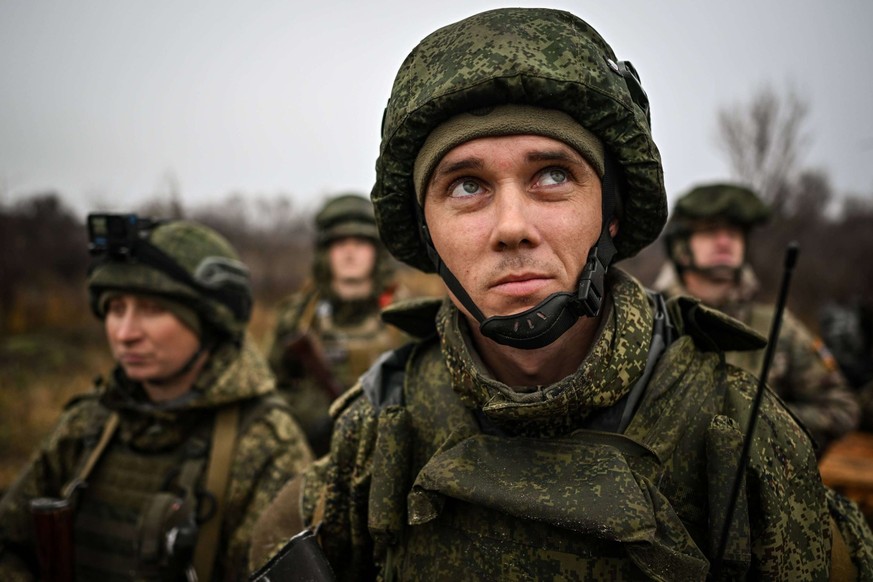 L&#039;enrôlement de force dans les zones ukrainiennes occupées fait partie des méthodes de recrutement de la Russie. Ici, des soldats russes lors d&#039;un entraînement.