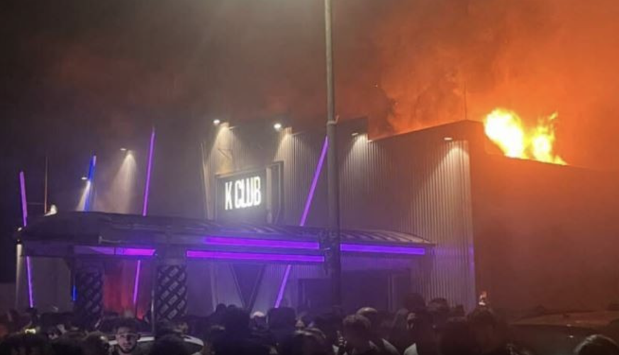 Environ 750 personnes ont pu être évacuées à temps, évitant un drame, tandis qu’une enquête est ouverte pour déterminer l’origine du sinistre.