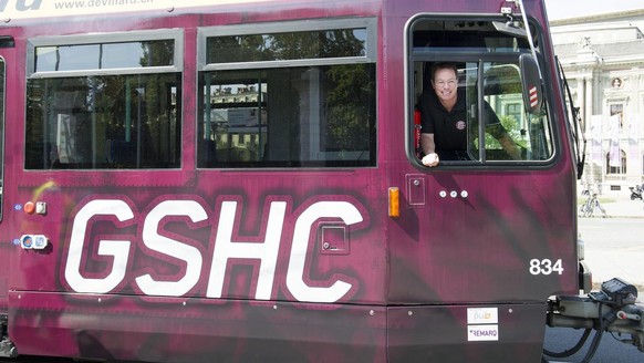 Chris McSorley, entraineur en chef du GSHC, pose a la place conducteur du nouveau tram aux couleurs du Geneve-Servette HC lors de la conference de presse d&#039;avant saison du Geneve-Servette HC, GSH ...