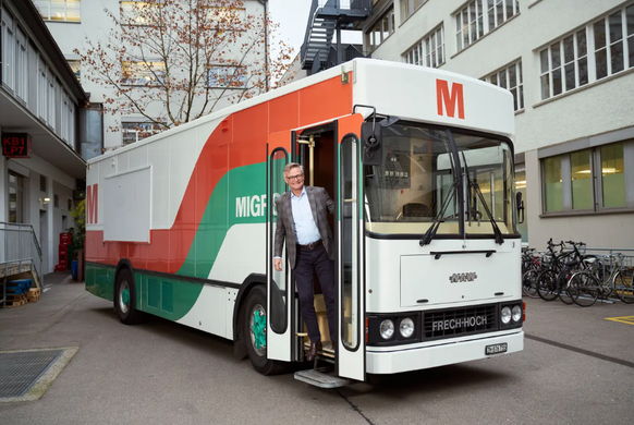 Pour le 100e anniversaire, Mario Irminger tente de raviver l&#039;esprit Migros avec les légendaires voitures de vente.