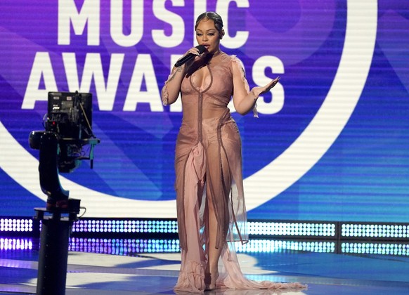 Latto presents the award for favorite Afrobeats artist at the American Music Awards on Sunday, Nov. 20, 2022, at the Microsoft Theater in Los Angeles. (AP Photo/Chris Pizzello)