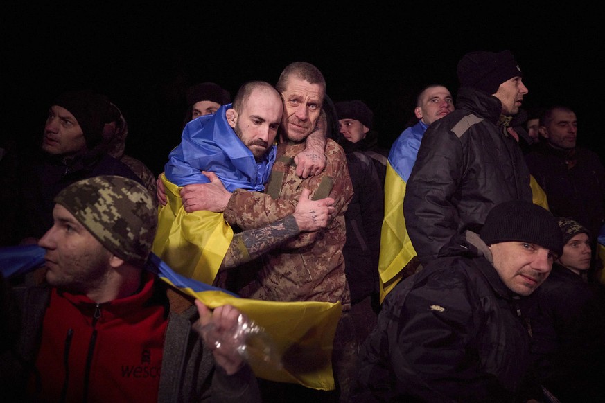 La Russie a libéré quelque 230 prisonniers de guerre ukrainiens lors du plus grand échange organisé à ce jour.